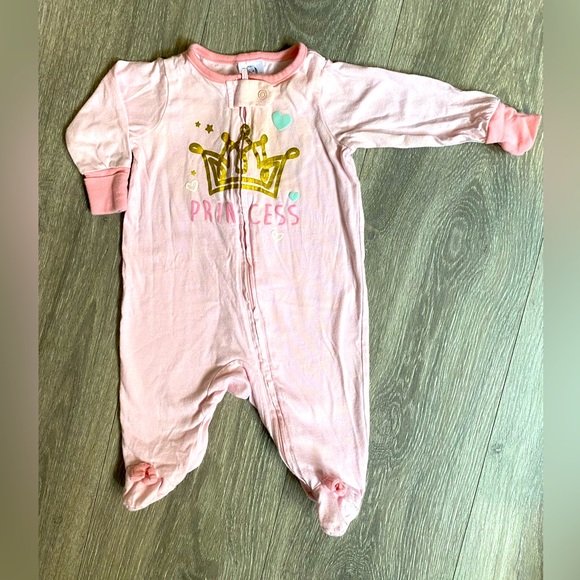 Babygirl Newborn Bundle⭐️ 6 PIECES! Onesies, footie pajamas & 2 piece matching⭐️ - Picture 12 of 14
